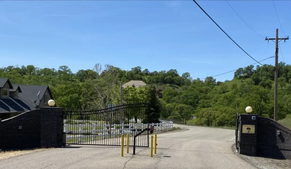 Gate